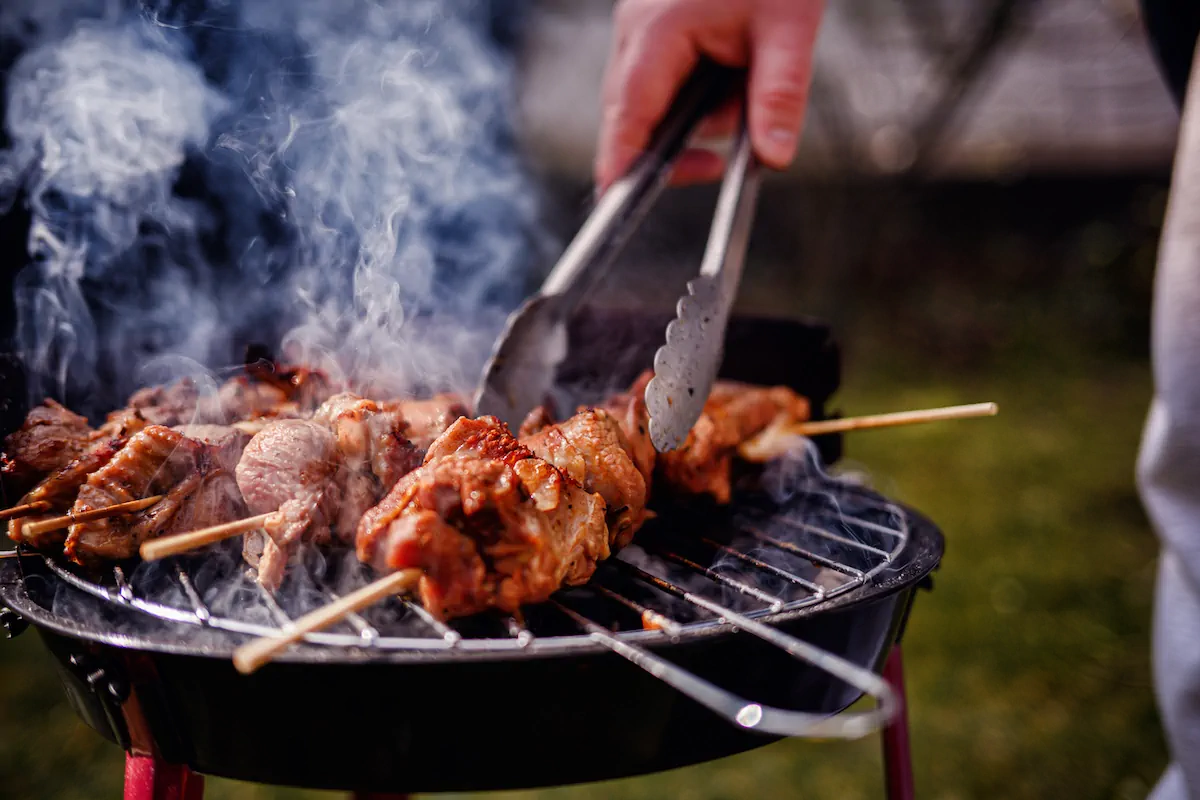 Achter de schermen van een BBQ op locatie: dit gebeurt er voordat uw eerste hamburger op de grill ligt